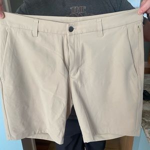 Like new size 34 men’s lululemon khaki shorts